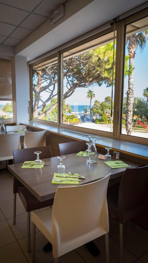Hotel Club Oustal Del Mar Le Lavandou Esterno foto